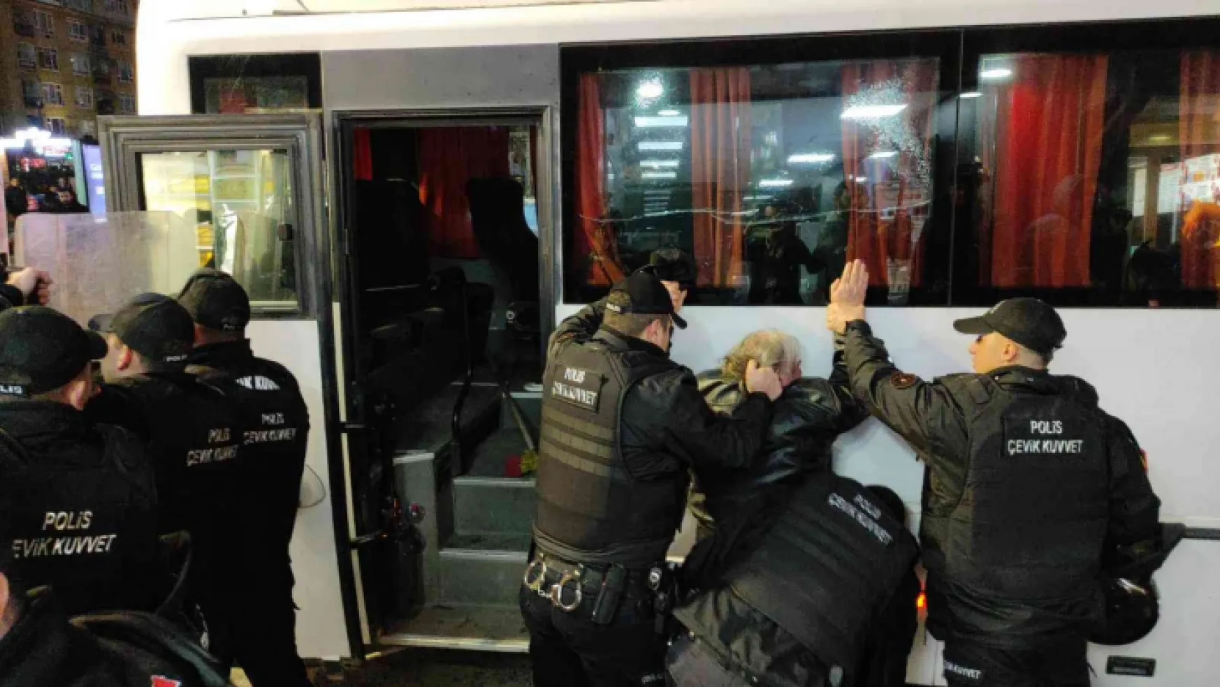 HDP'lilerin izinsiz eylemine polis müdahale etti