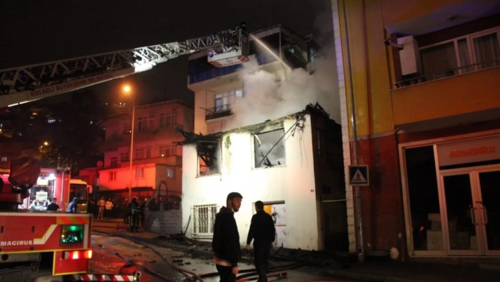 İki katlı ev alev alev yandı, 1 kişi hayatını kaybetti!
