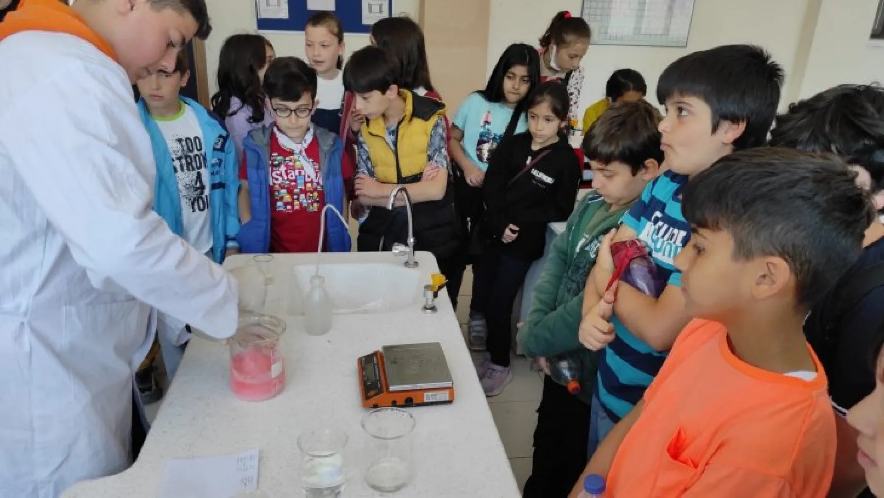 İlkokul öğrencileri, Kimya Üretim Tesisinde