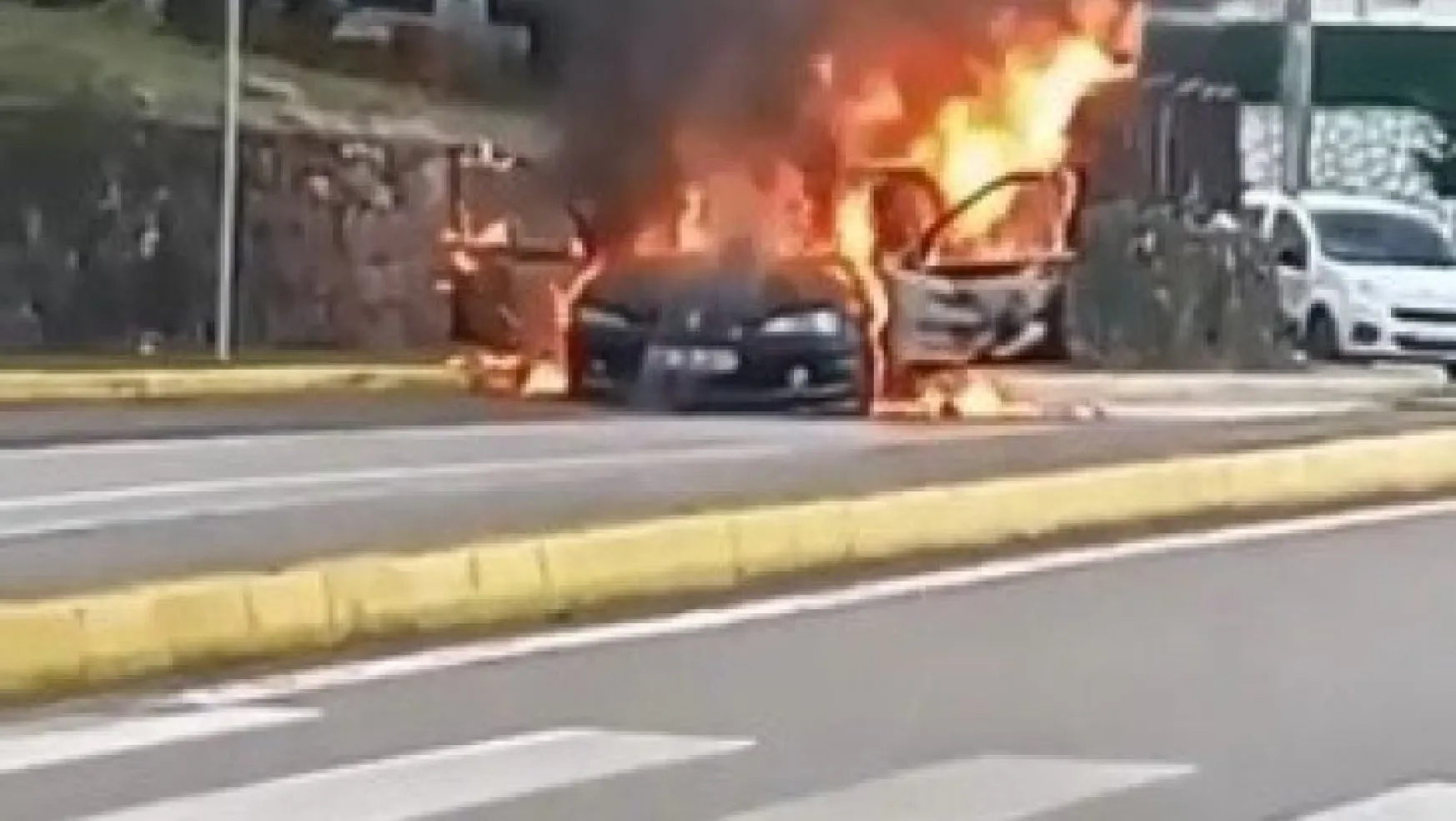 Okul önünde duran araç alev alev yandı
