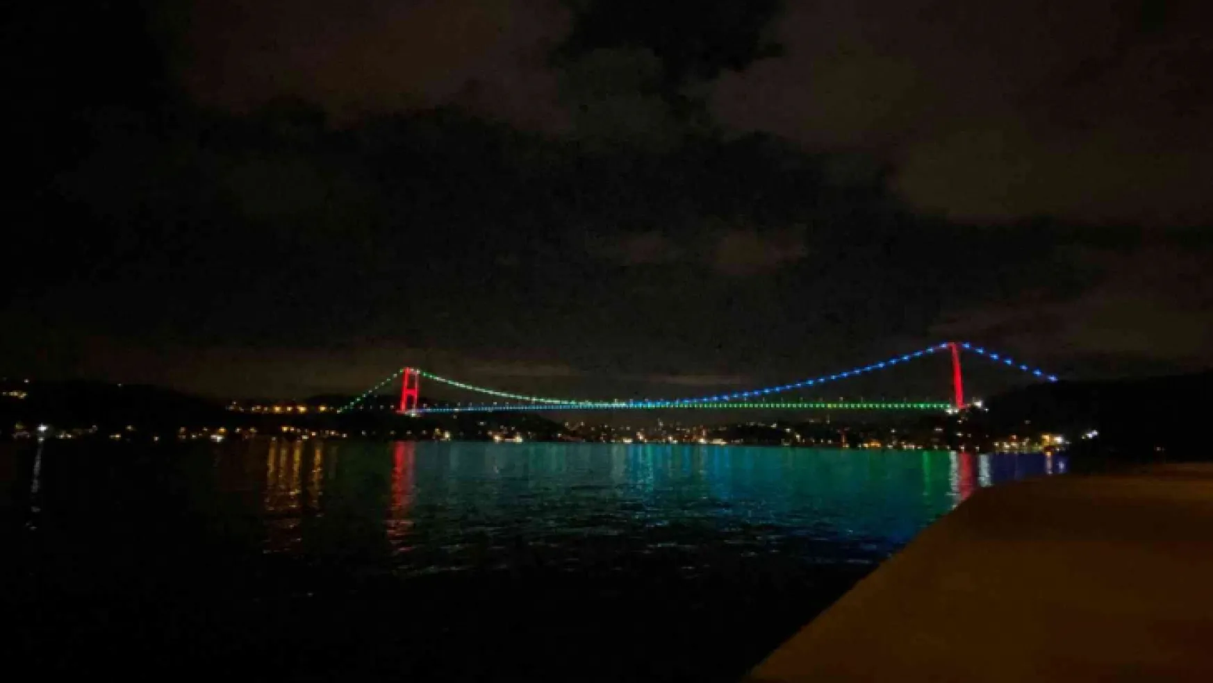 İstanbul'da köprüler Azerbaycan bayrağının renkleriyle ışıklandırıldı