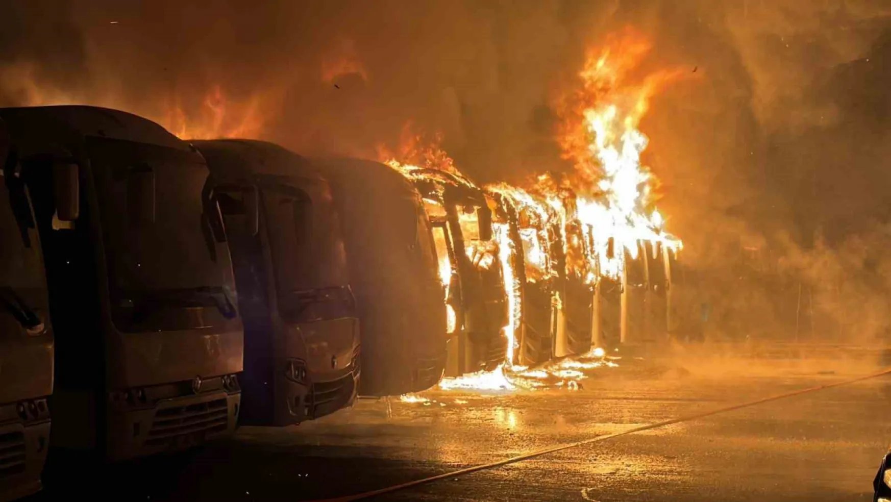 Kartepe'de 15 araç alev alev yandı
