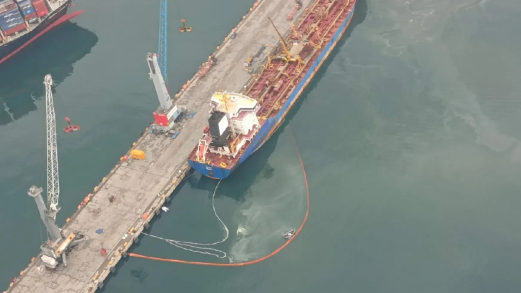 İzmit Körfezi'ni kirleten tanker gemisi deniz uçağı ile tespit edildi