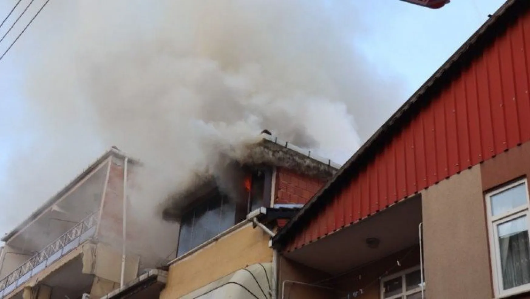 İzmit'te 3 katlı binanın çatısı alev alev yandı