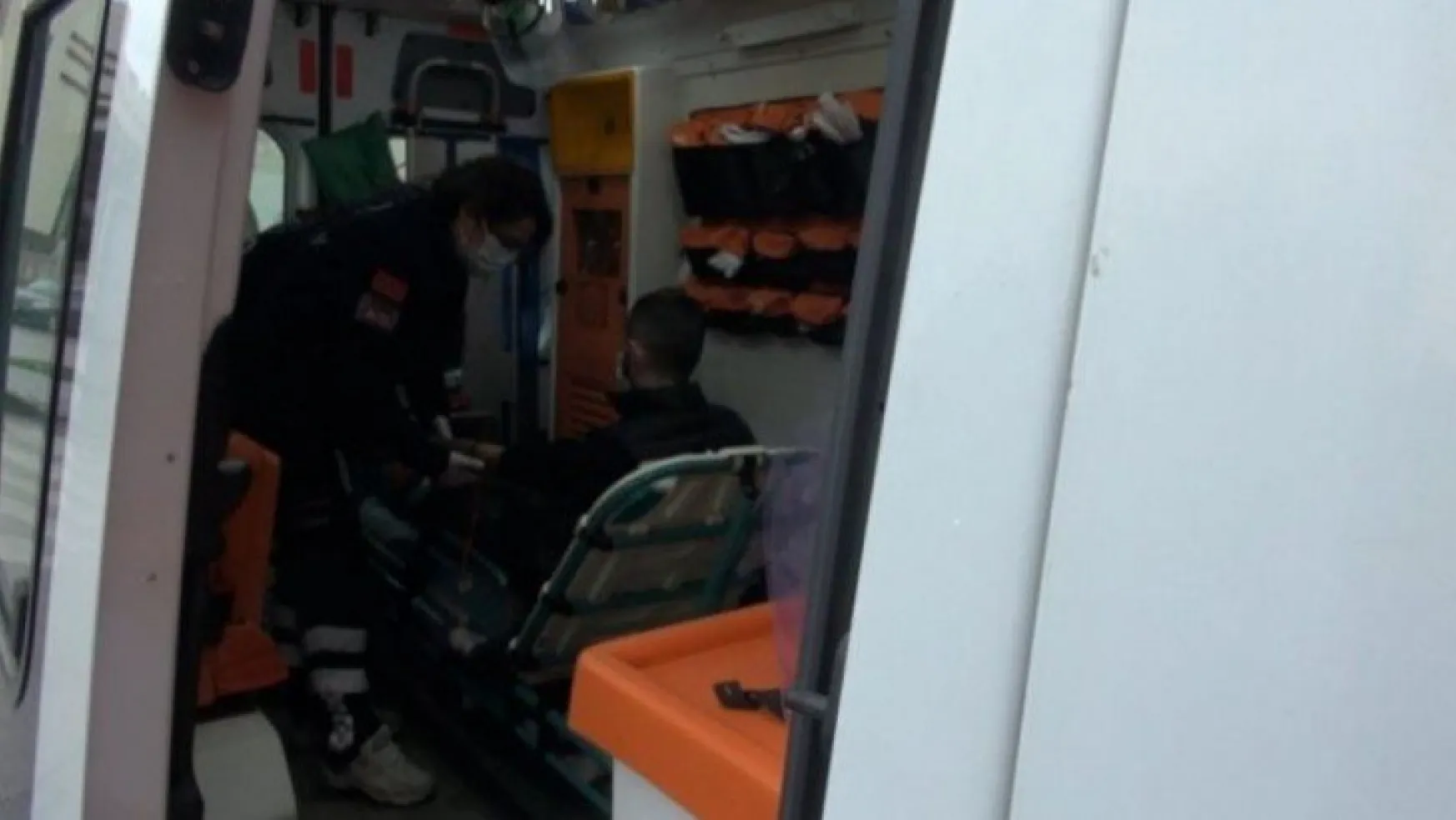 İzmit'te motosiklet, iki otomobille çarpıştı:1 yaralı!