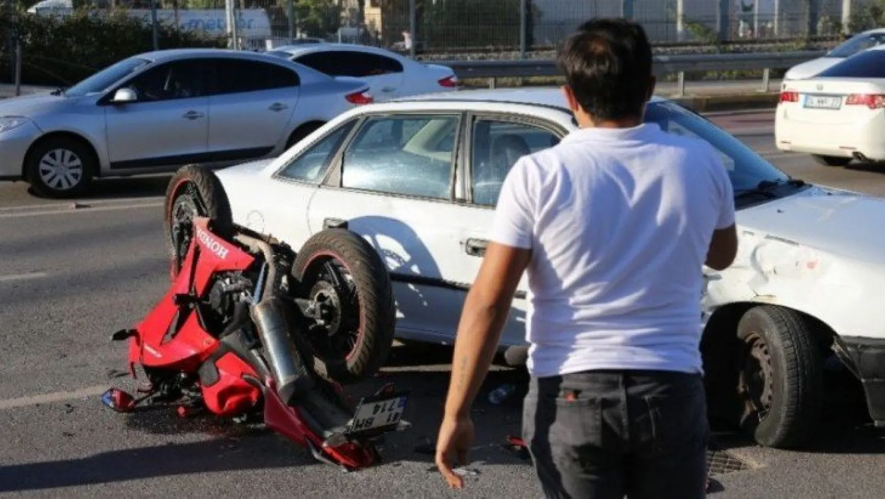 İzmit'te motosikletle kaza yapan genç ağır yaralandı!