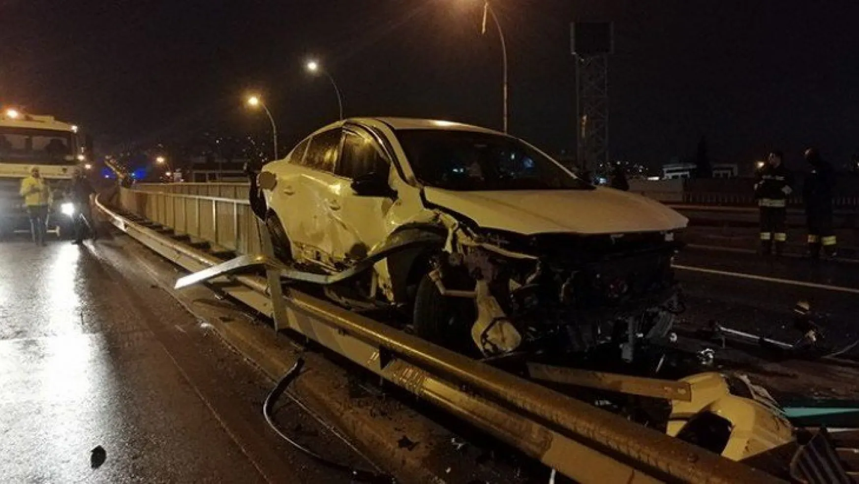 İzmit'te otomobil bariyerlere çarptı: 1 yaralı!