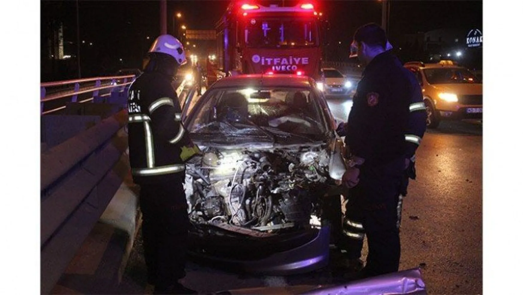 İzmit'te otomobil kamyonete çarptı: 2 yaralı