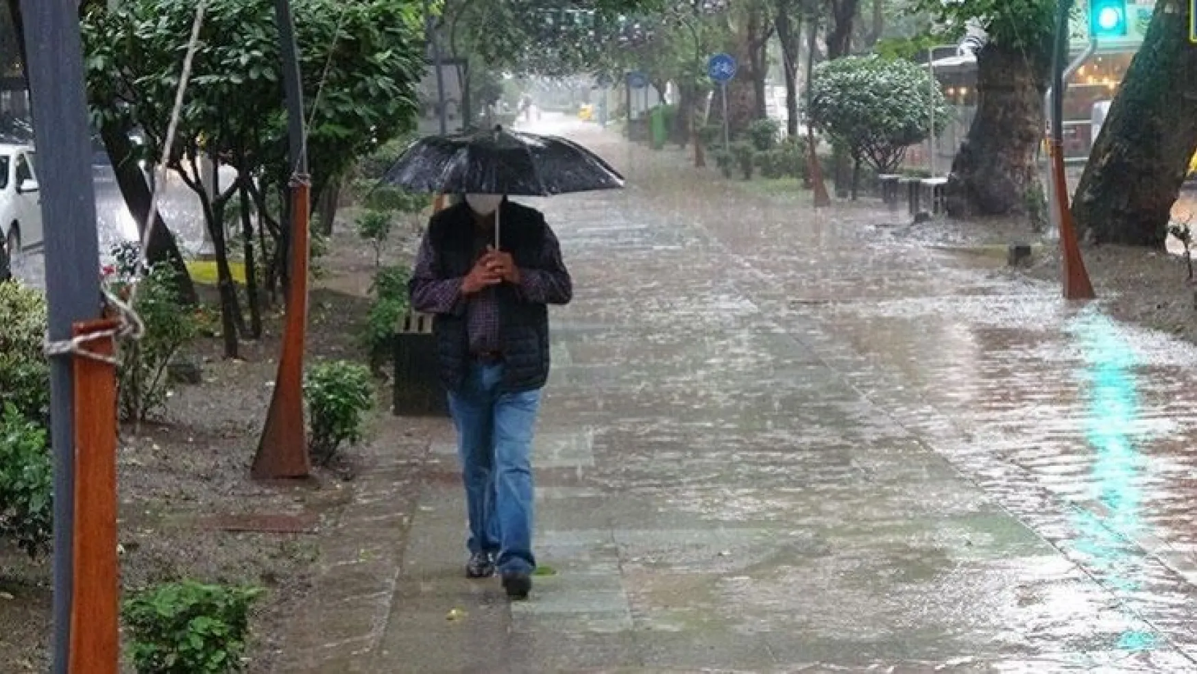 İzmit'te sağanak yağmur hayatı olumsuz etkiledi
