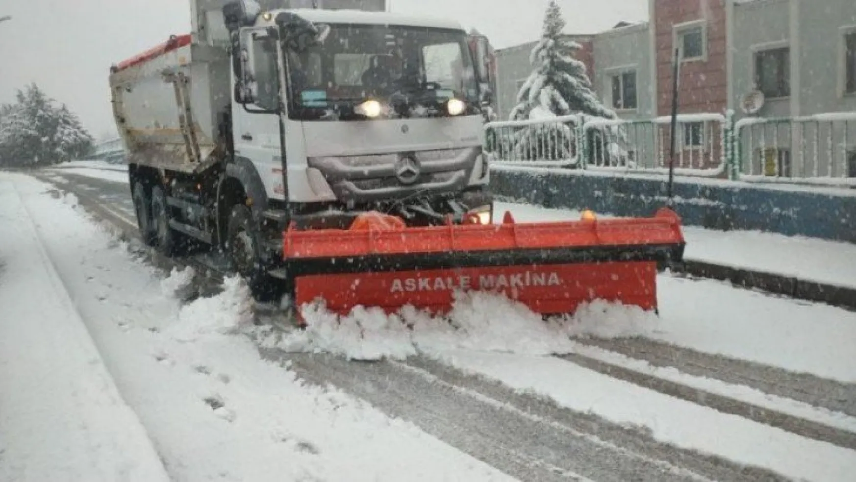 İzmit'te ekiplerin karla mücadelesi sürüyor