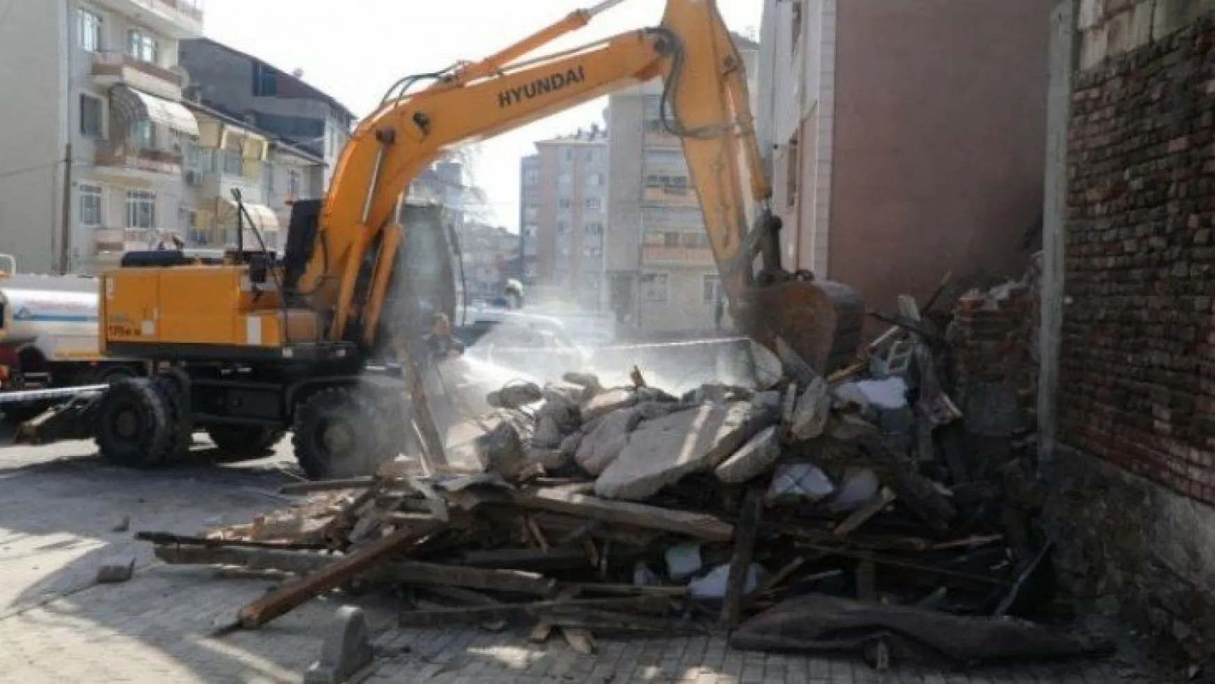 İzmit'te metruk ve hasarlı binalar yıkılıyor!