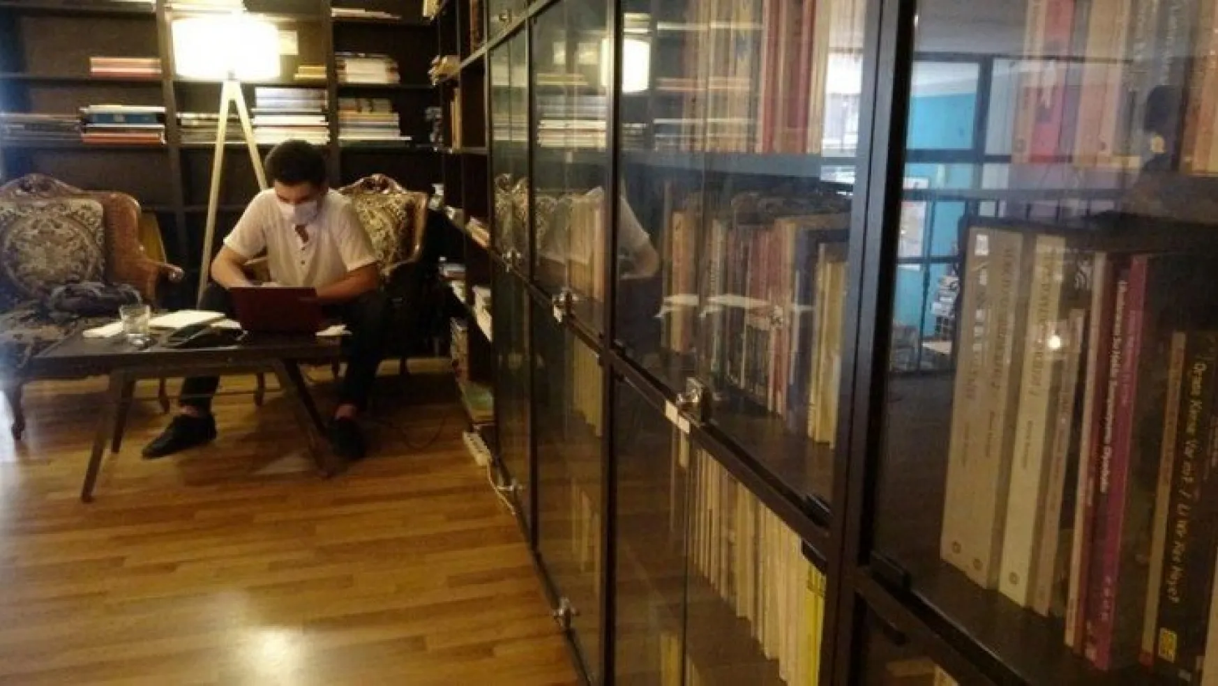 Kafeye kütüphane kurdu