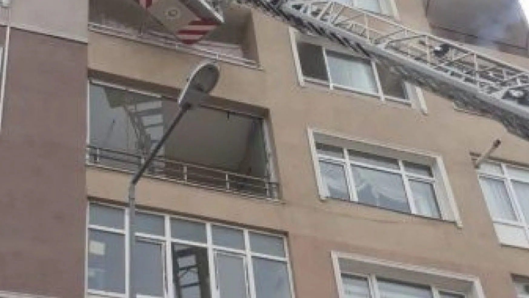 Karamürsel'de 5 katlı binada yangın paniği!