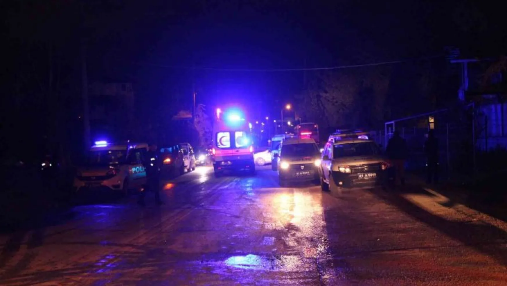 Kartepe'de 3 aracın karıştığı kazada 8 kişi yaralandı