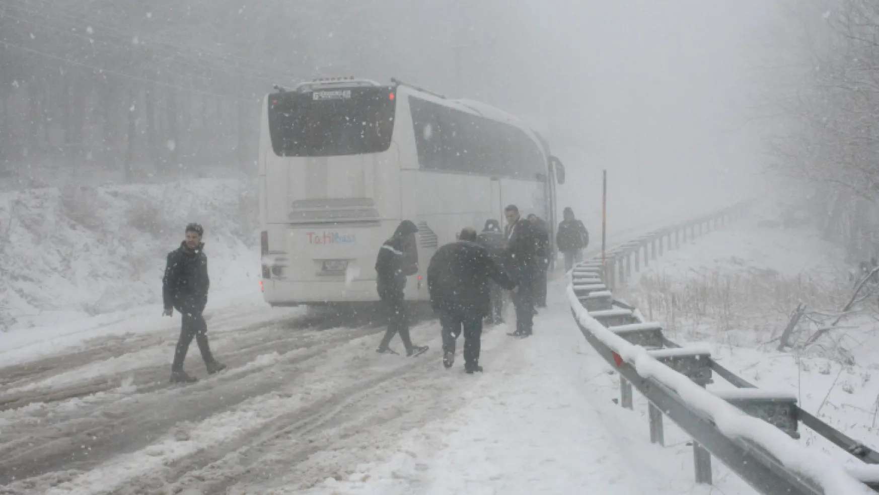 Kartepe'de kar aniden bastırdı araçlar mahsur kaldı