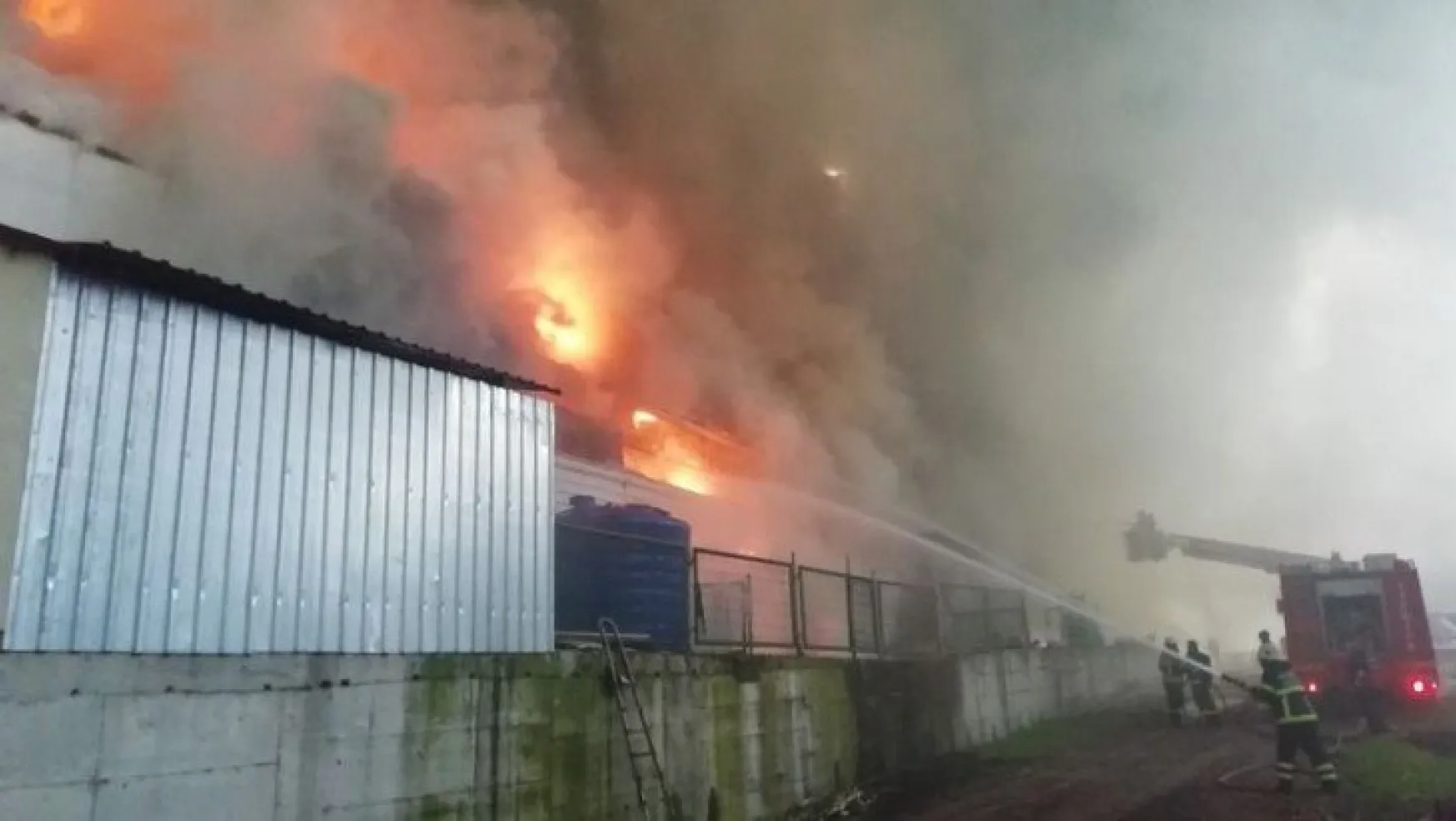 Kartepe'de tavuk çiftliği alev alev yanıyor