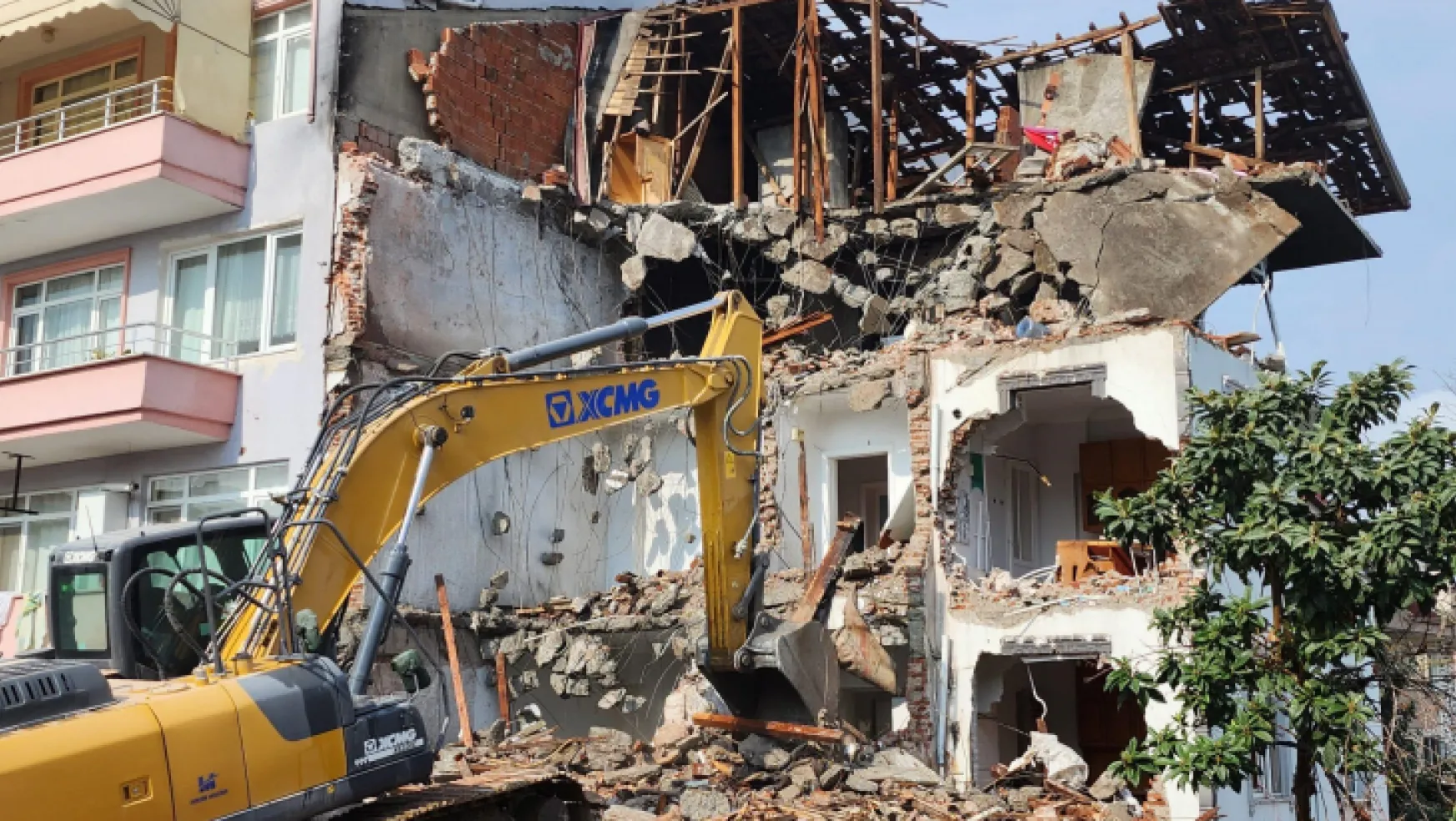Kavaklı'da ağır hasarlı binanın yıkımı tamamlandı