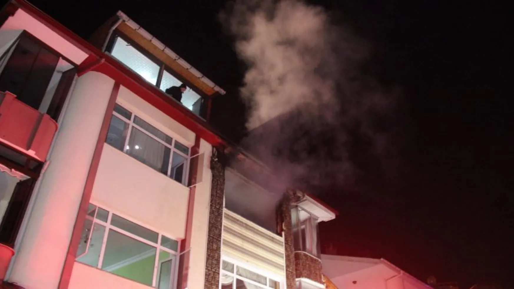 Kocaeli'de 3 katlı binada yangın çıktı