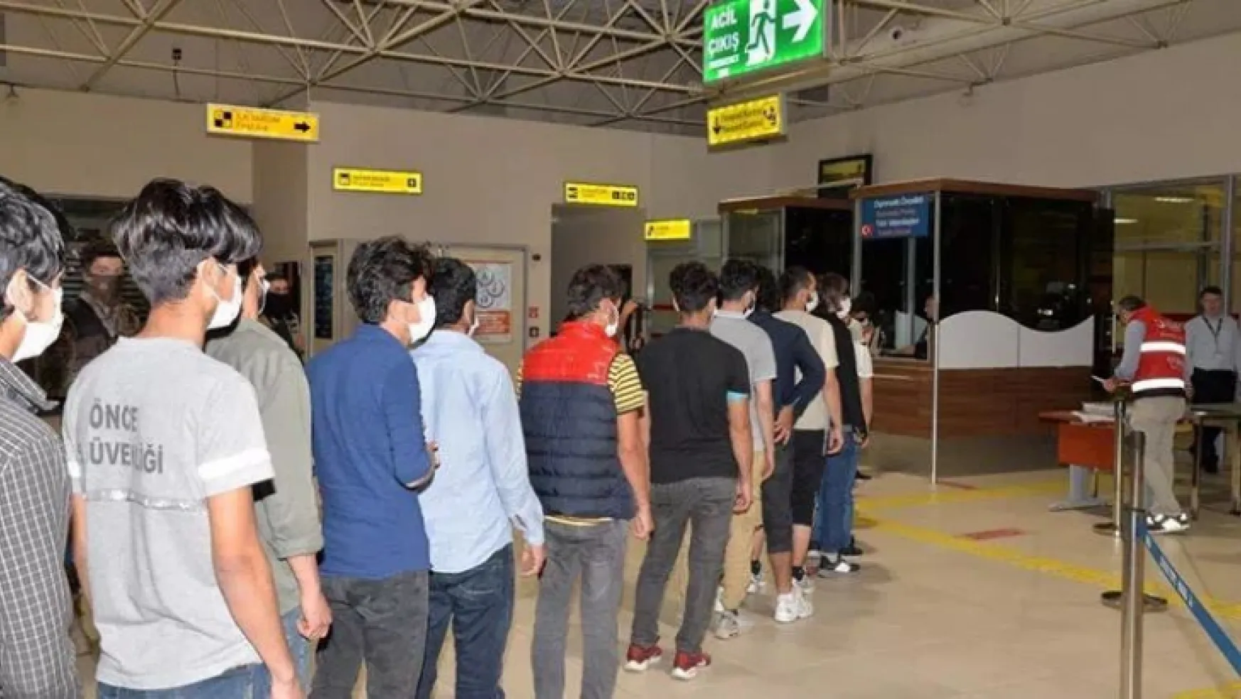 Kocaeli'de 9 kaçak göçmen sınır dışı edildi