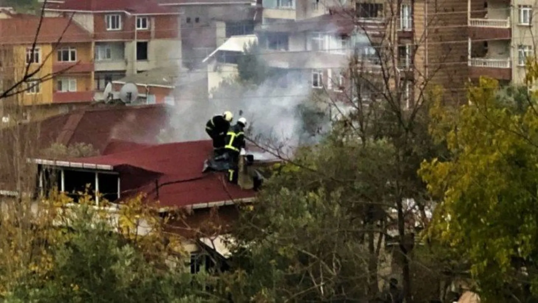 Kocaeli'de çatı katında çıkan yangın paniğe sebep oldu 