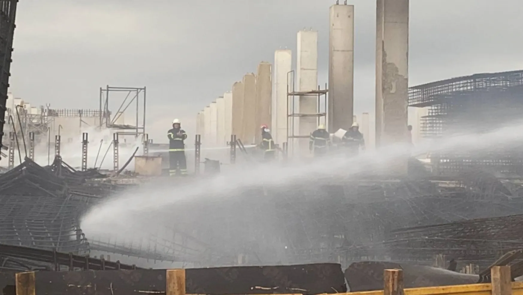 Kocaeli'de fabrika inşaatında yangın çıktı