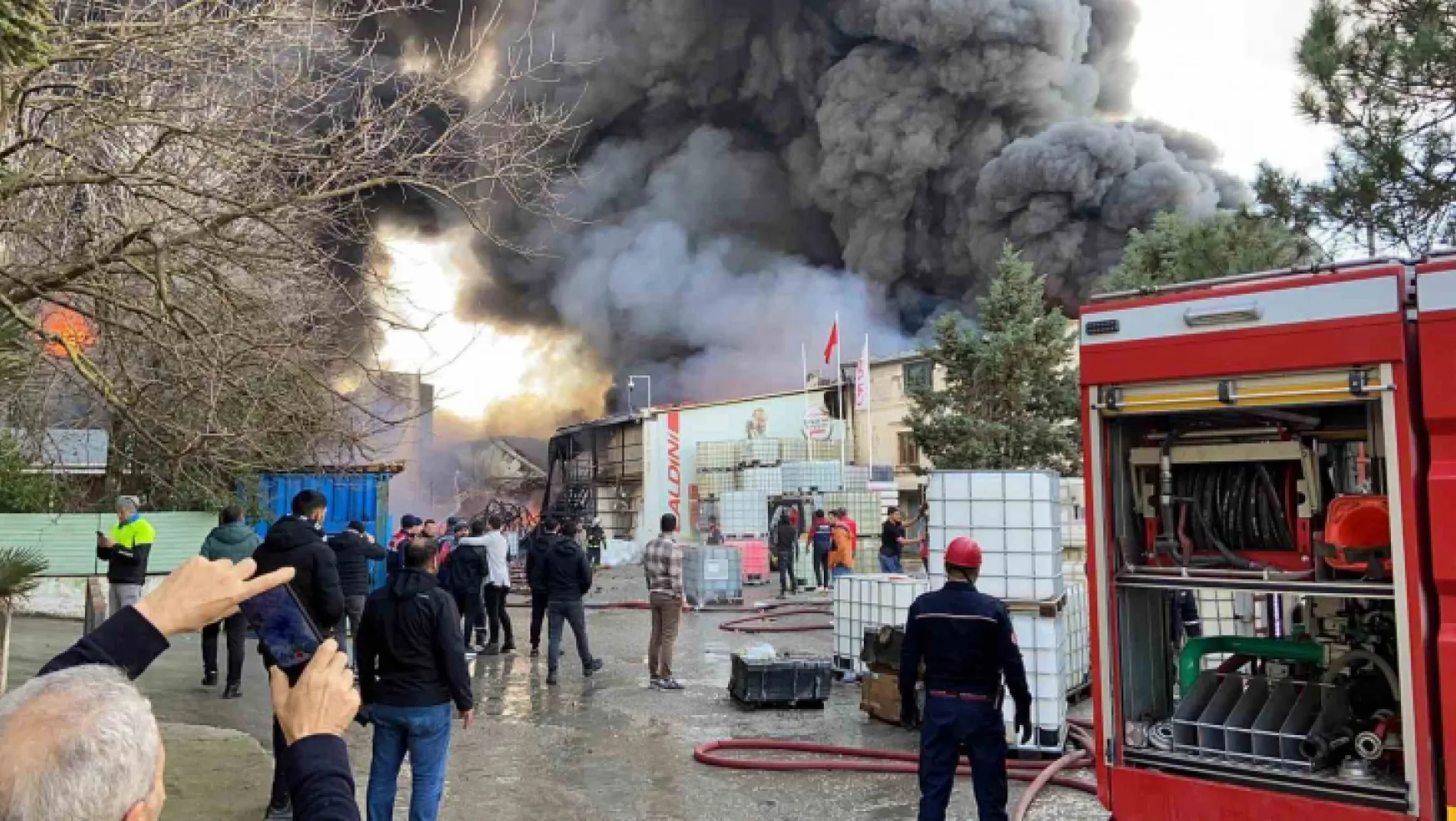 Kocaeli'de fabrikadaki yangını söndürme çalışmaları devam ediyor