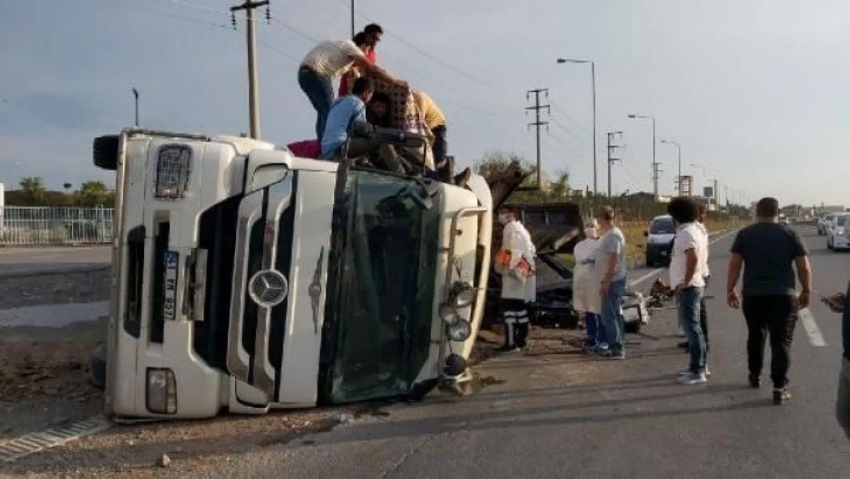 Kocaeli'de hurda yüklü kamyon devrildi: 3 yaralı!