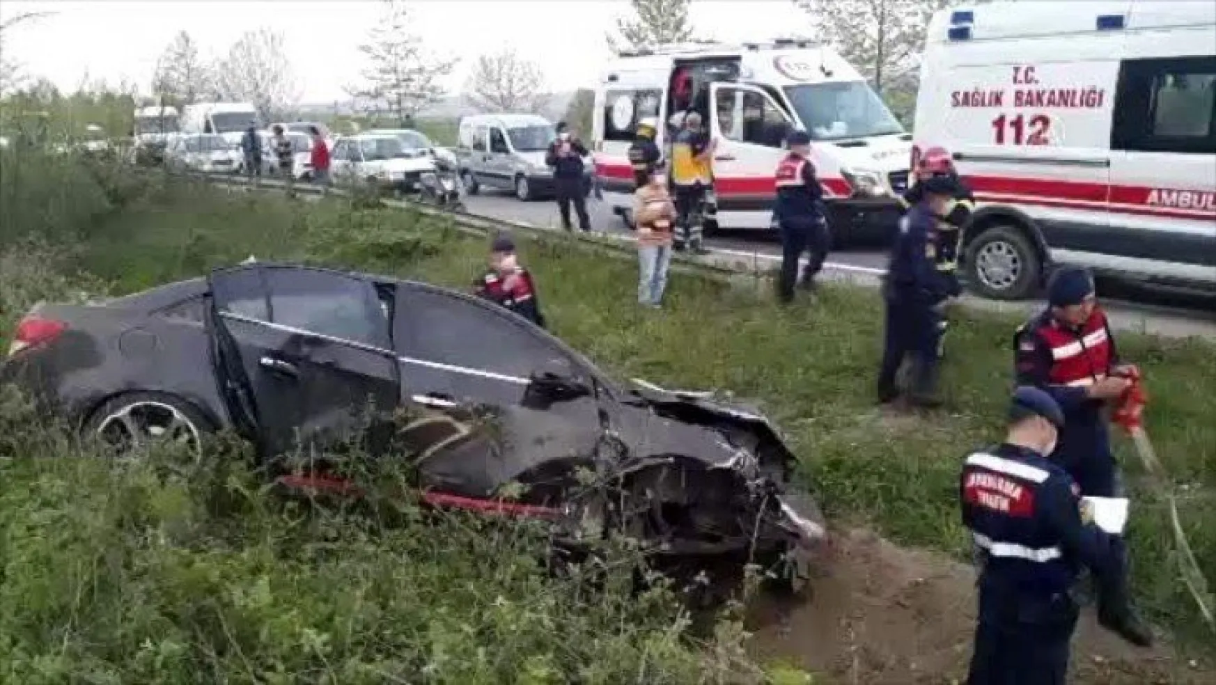 Kocaeli'de iki otomobil çarpıştı: 4 yaralı!