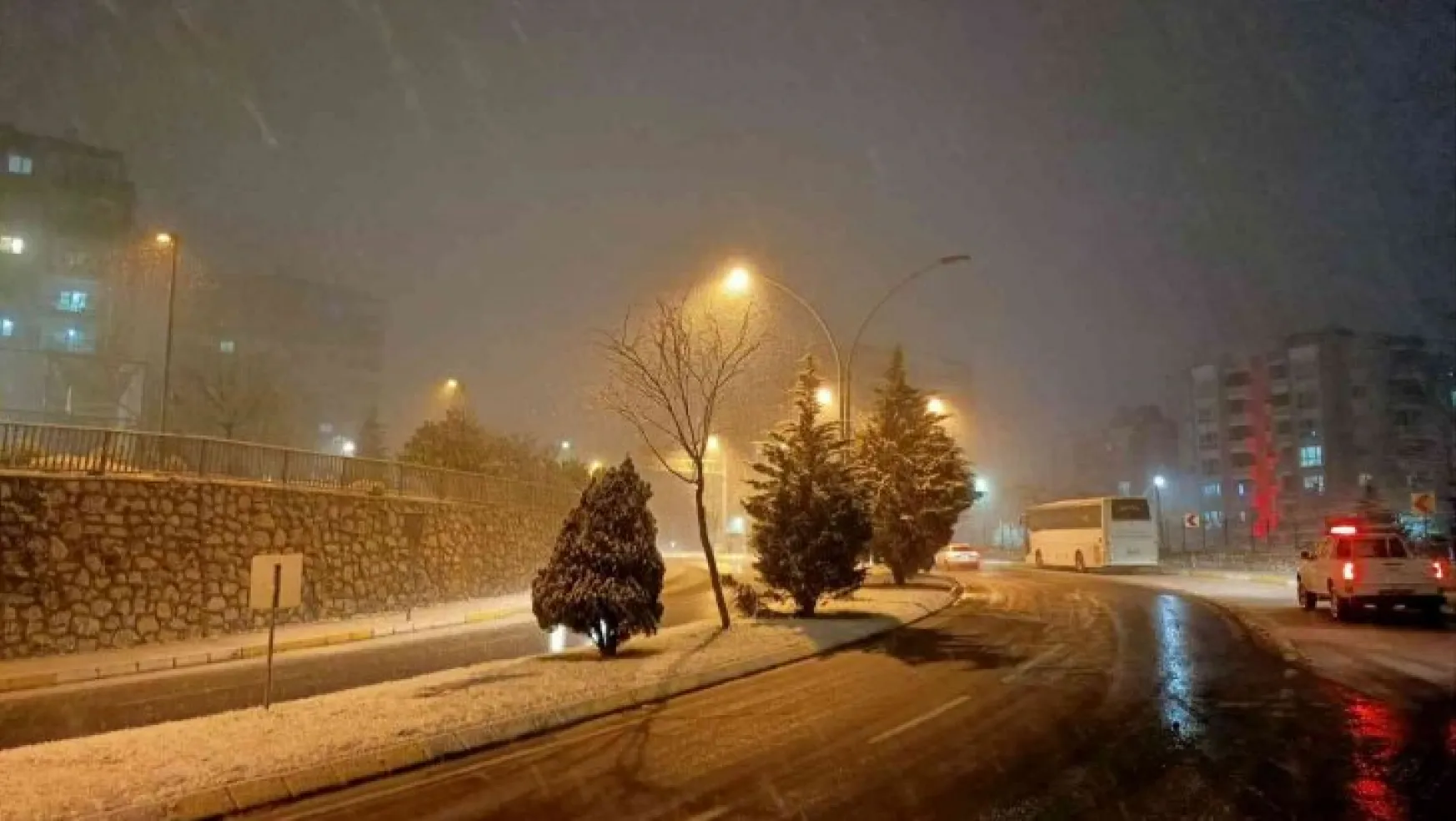 Kocaeli'de kar yağışı zor anlar yaşattı