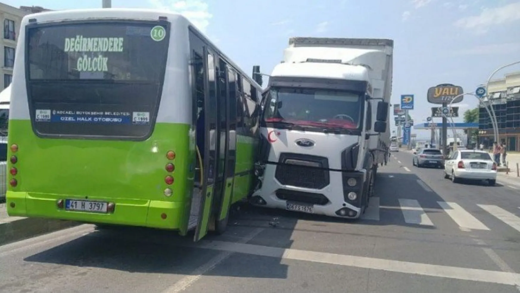Kocaeli'de kaza: TIR halk otobüsüne çarptı!