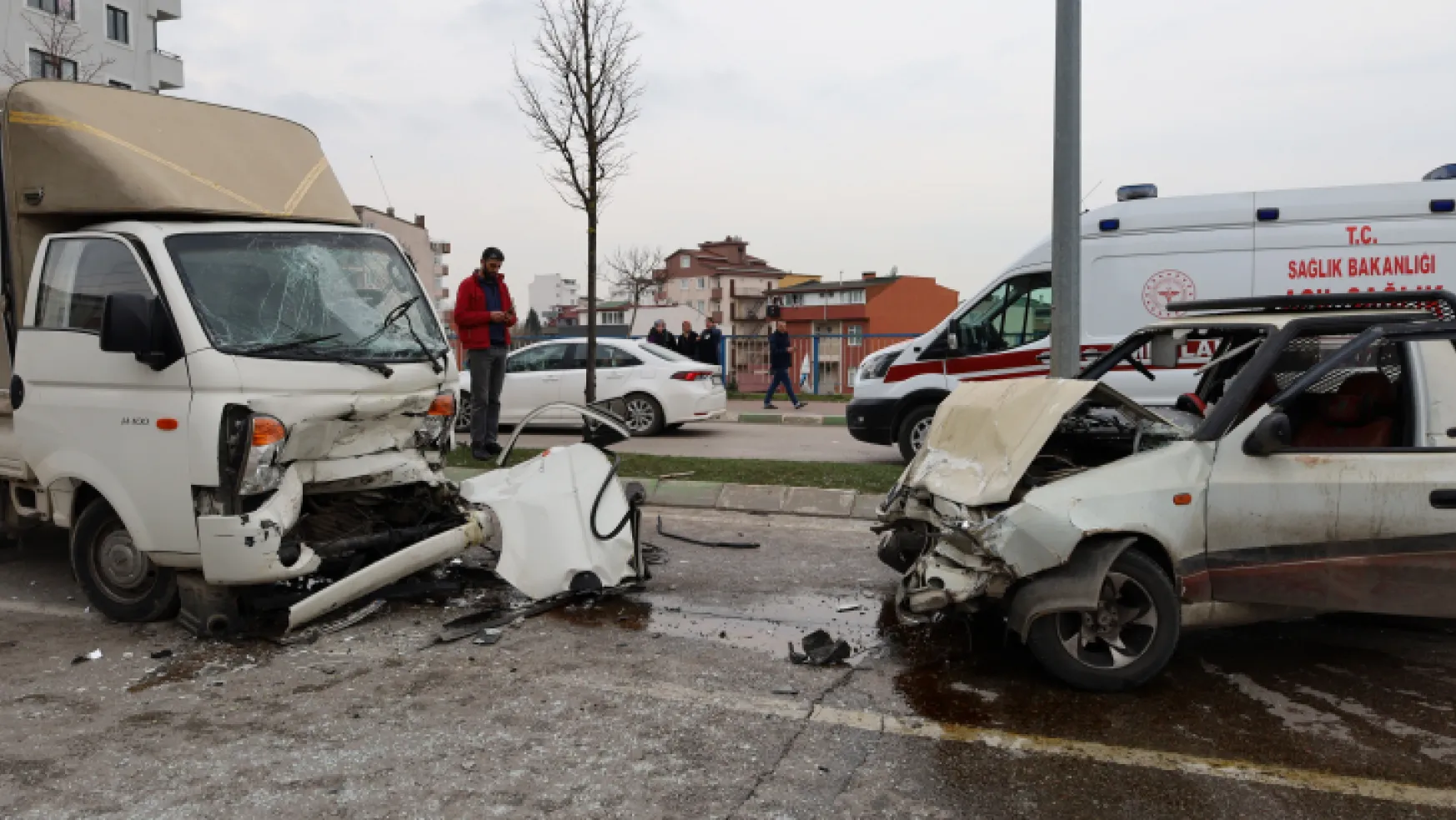 Kocaeli'de korkunç kaza 1'i ağır 4 yaralı
