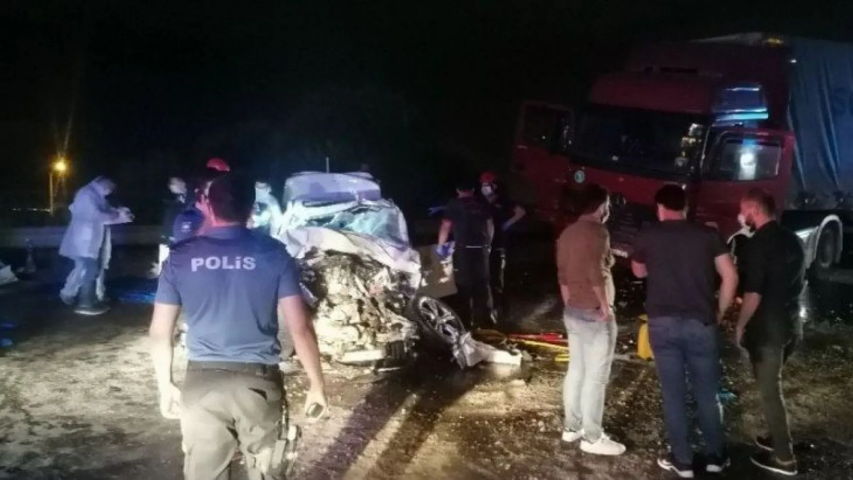 Kocaeli'de otomobil, TIR'n altına girdi: 2 ölü, 1 yaralı!