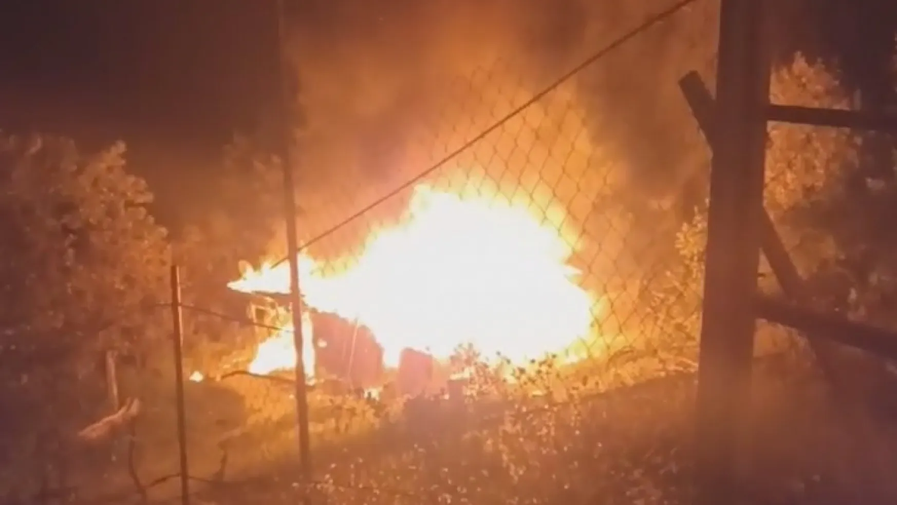 Kocaeli'de prefabrik ev alev alev yandı