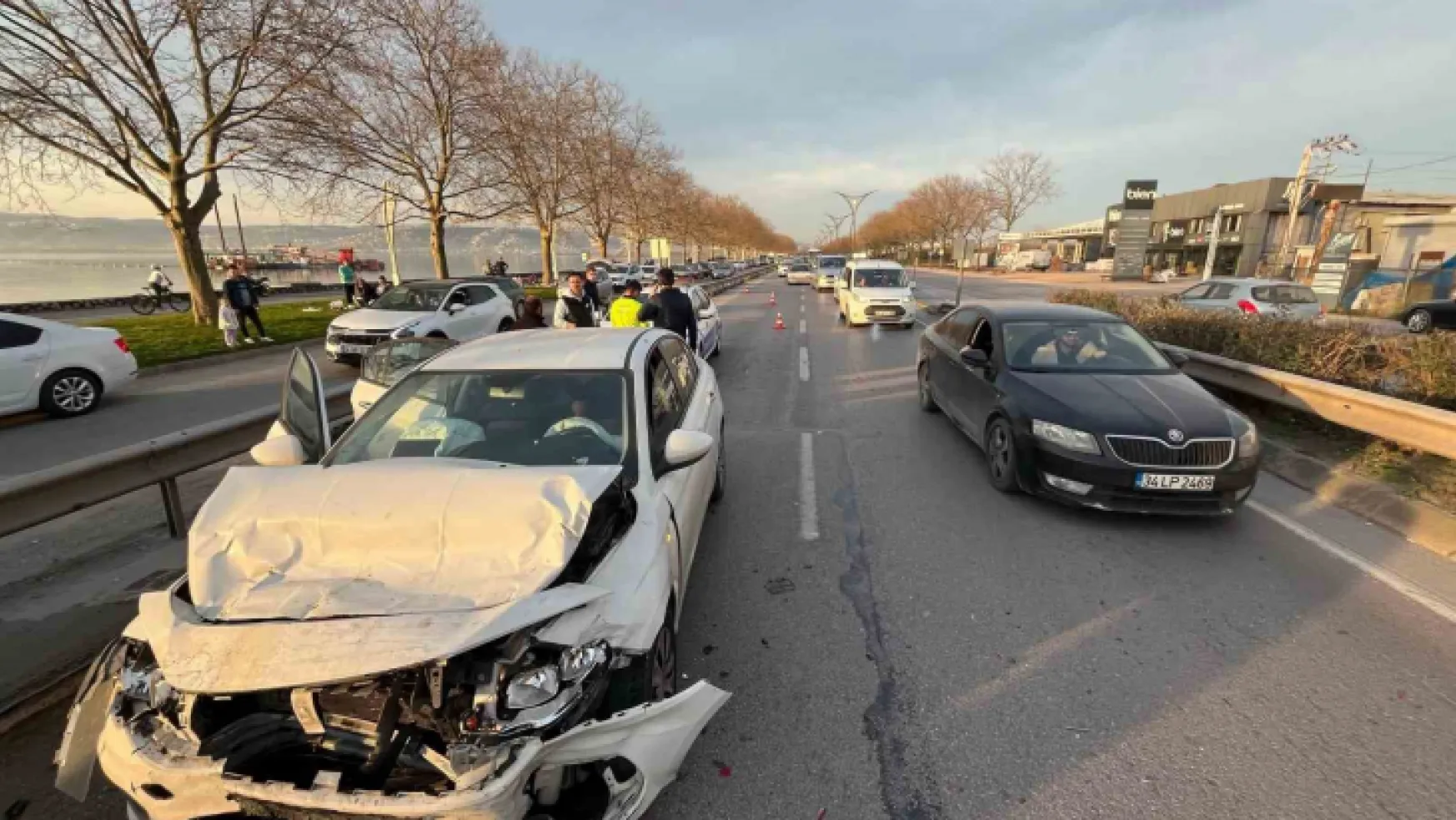 Kocaeli'de üç otomobil zincirleme kazaya karıştı: 4 yaralı