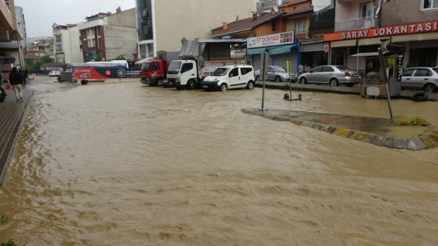 Kocaeli'de yağmur caddeleri göle çevirdi