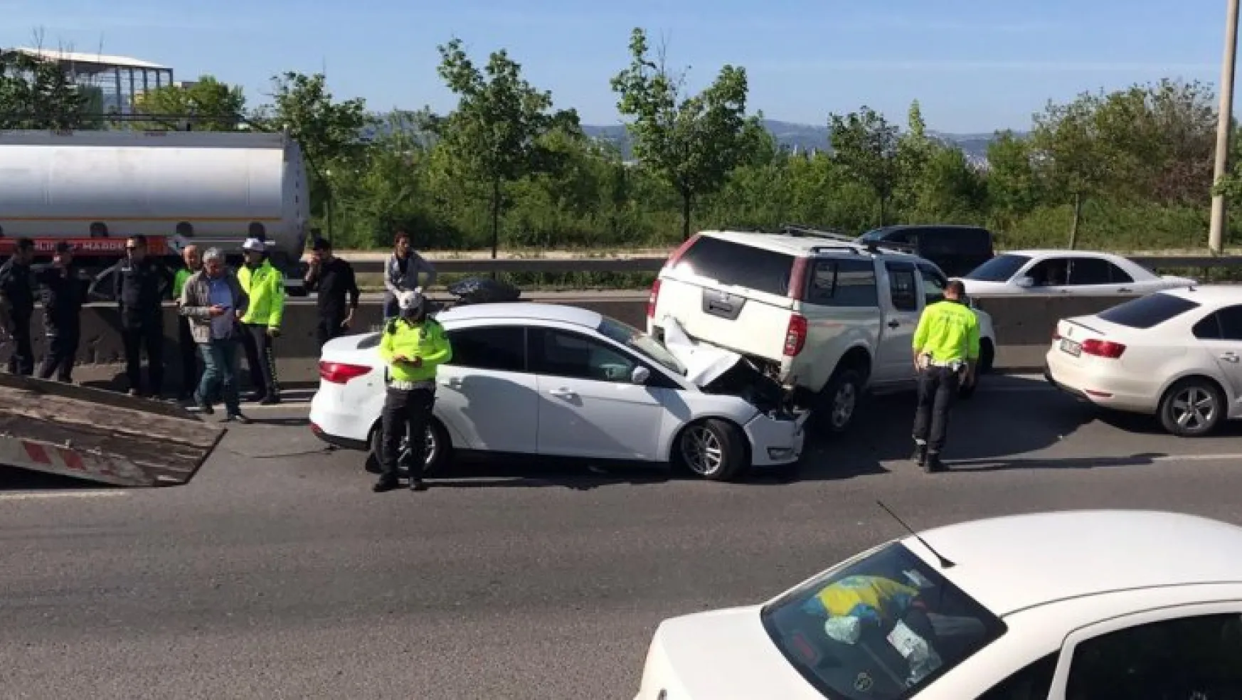 Kocaeli'de zincirleme kaza: Otomobil kamyonetin altında kaldı