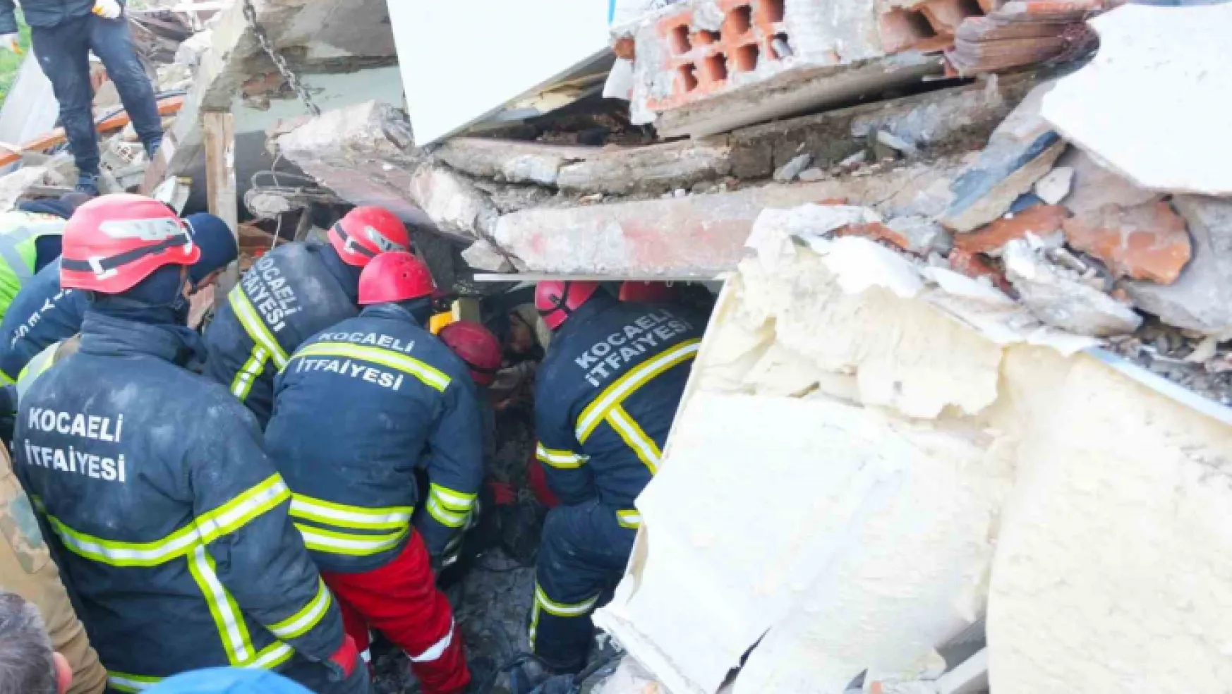 Kocaeli'den giden ekip 54 kişiyi enkazdan sağ kurtardı