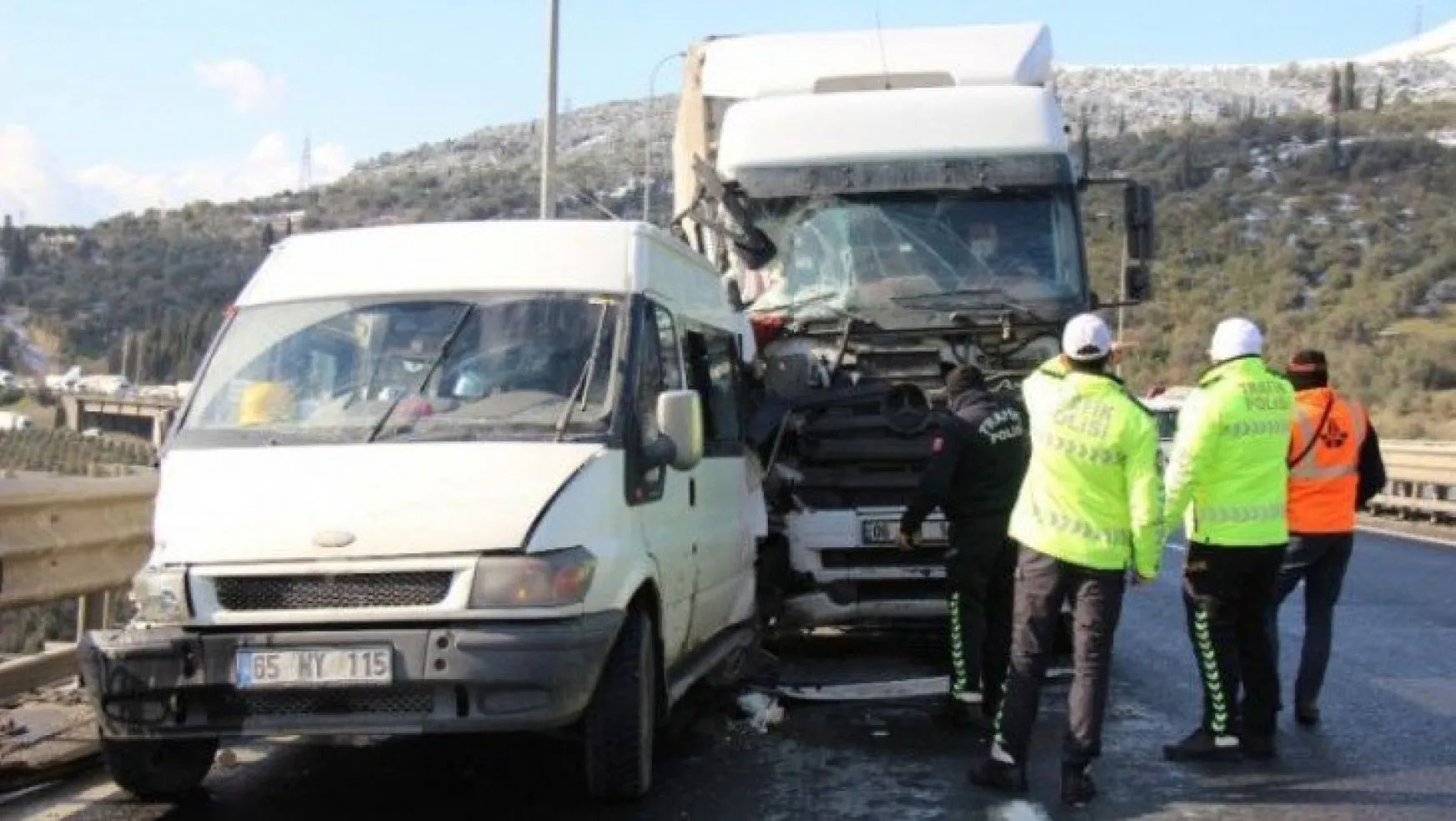 Kocaeli TEM'de arızalanan minibüse tır çarptı: 2 yaralı