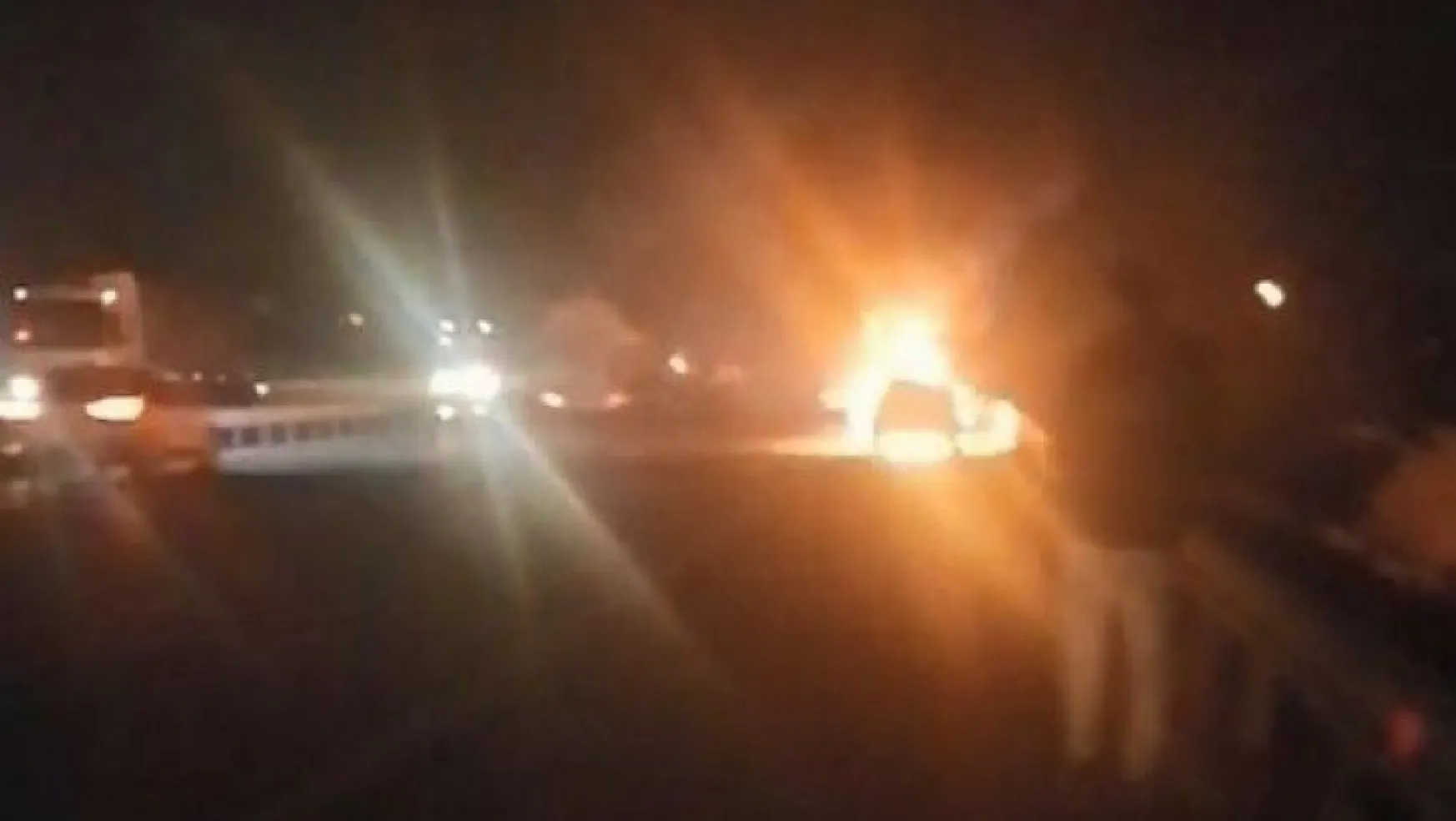 Kocaeli TEM'de seyir halindeki otomobil alev alev yandı!