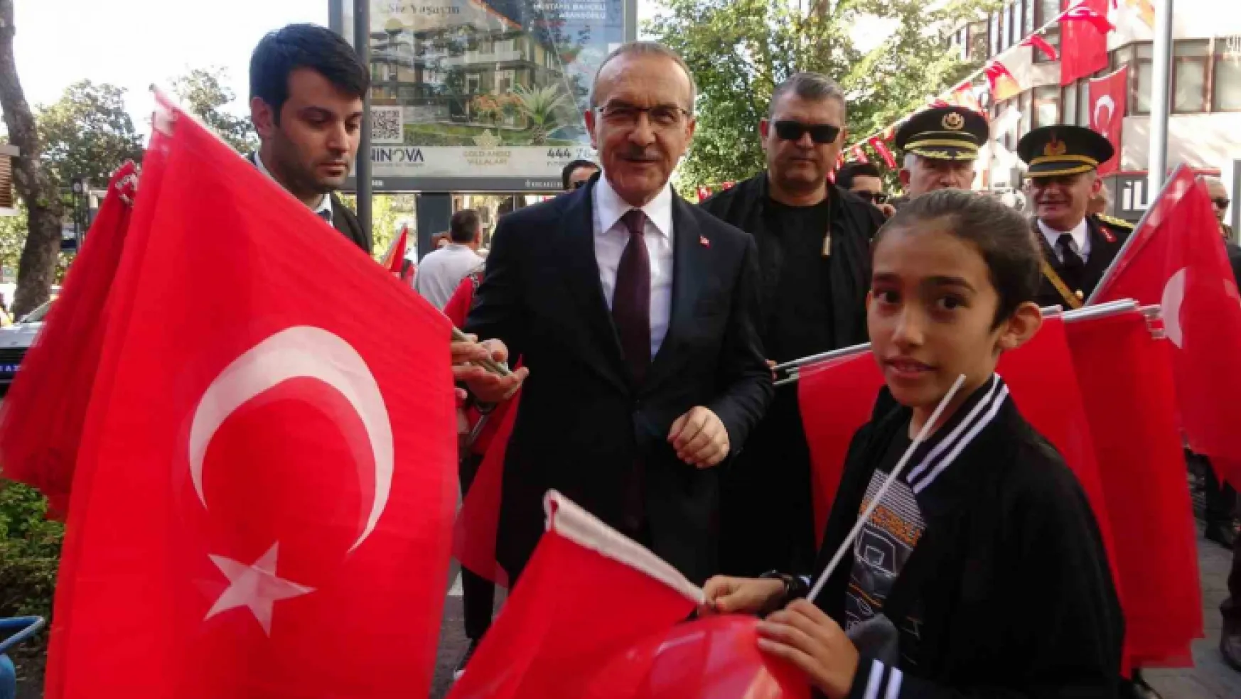Kocaeli Valisi sokak sokak gezerek vatandaşlara Türk bayrağı dağıttı