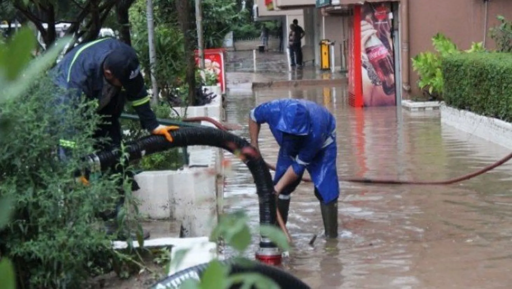 Kocaeli'de 1 saatlik sağanak yağış iş yerlerini sular altında bıraktı