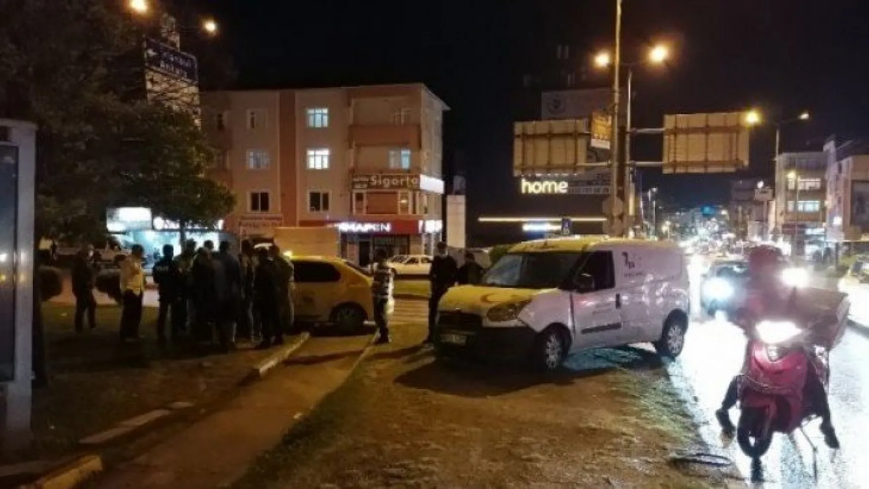 Kocaeli'de hafif ticari araç ile taksi çarpıştı: 2 yaralı!