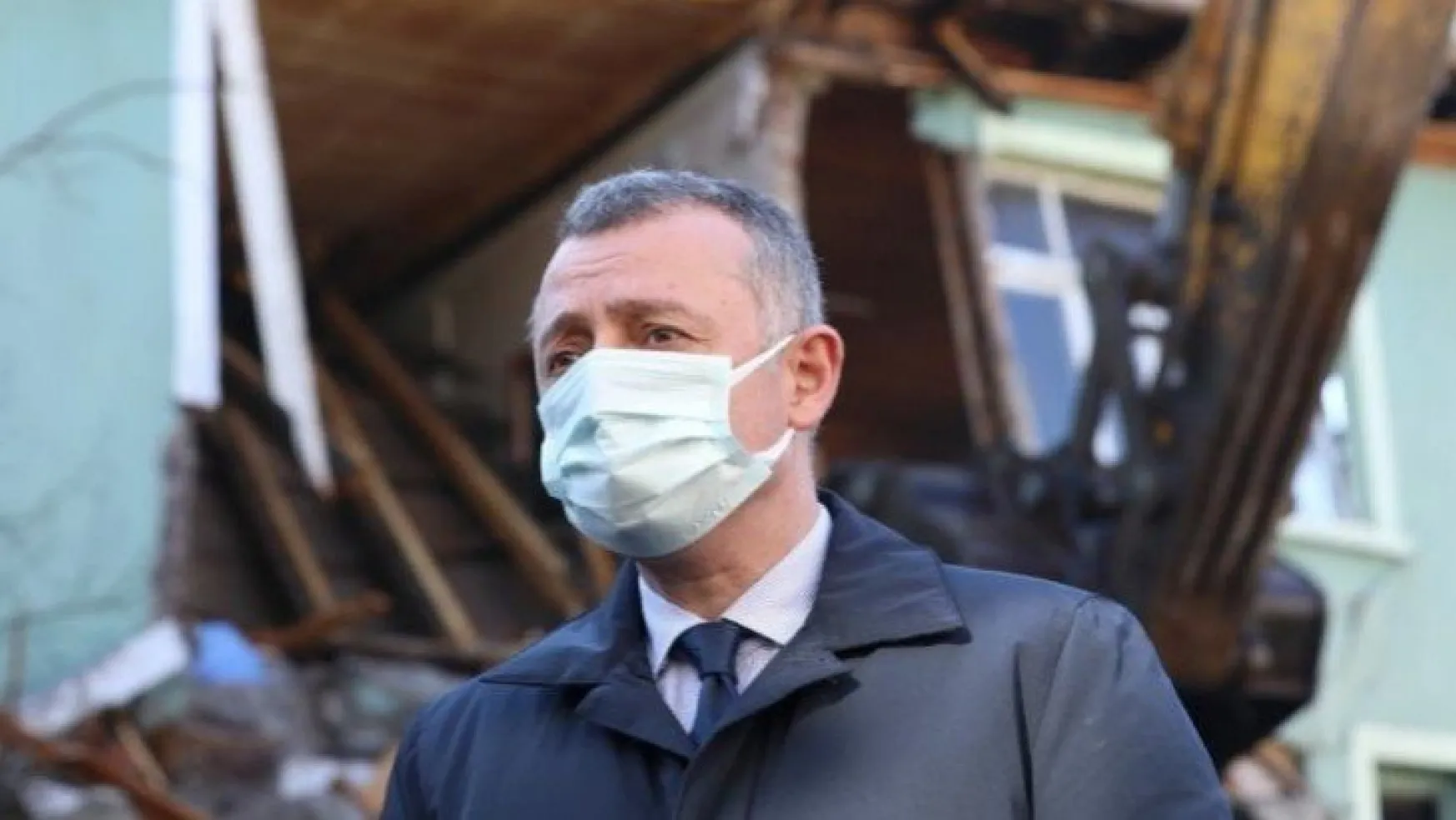 Kocaeli'de hasarlı binaların yıkım çalışması sürüyor