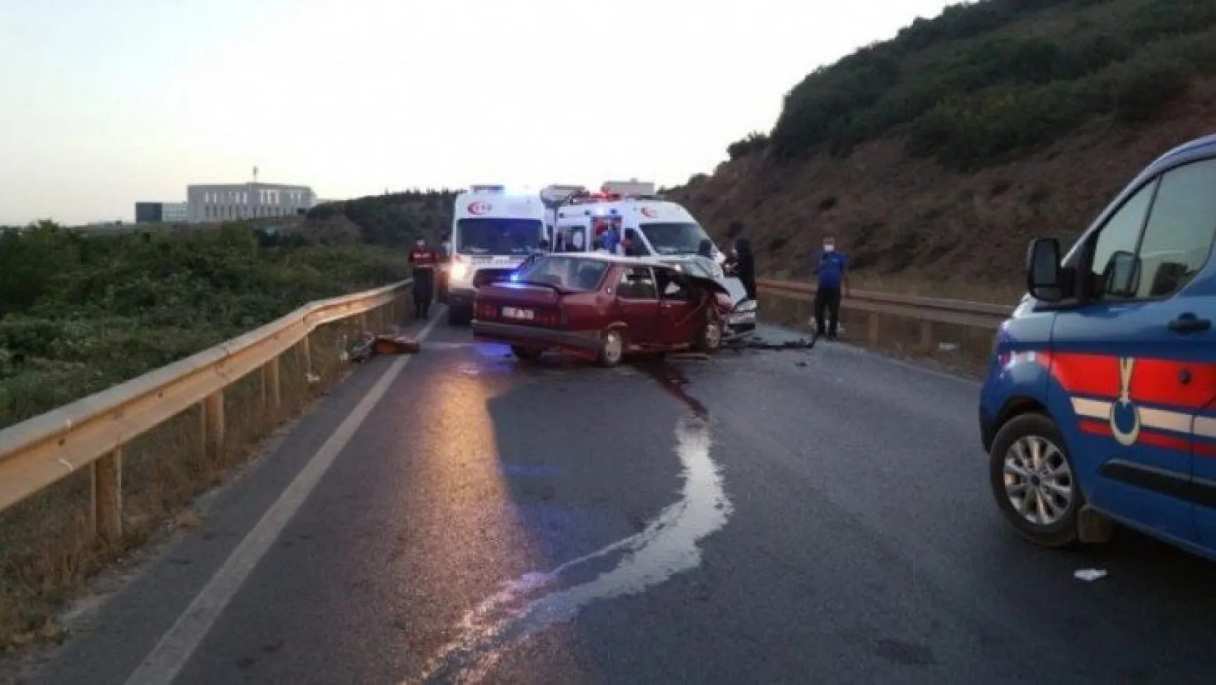 Kocaeli'de iki otomobil kafa kafaya çarpıştı: 6 yaralı!