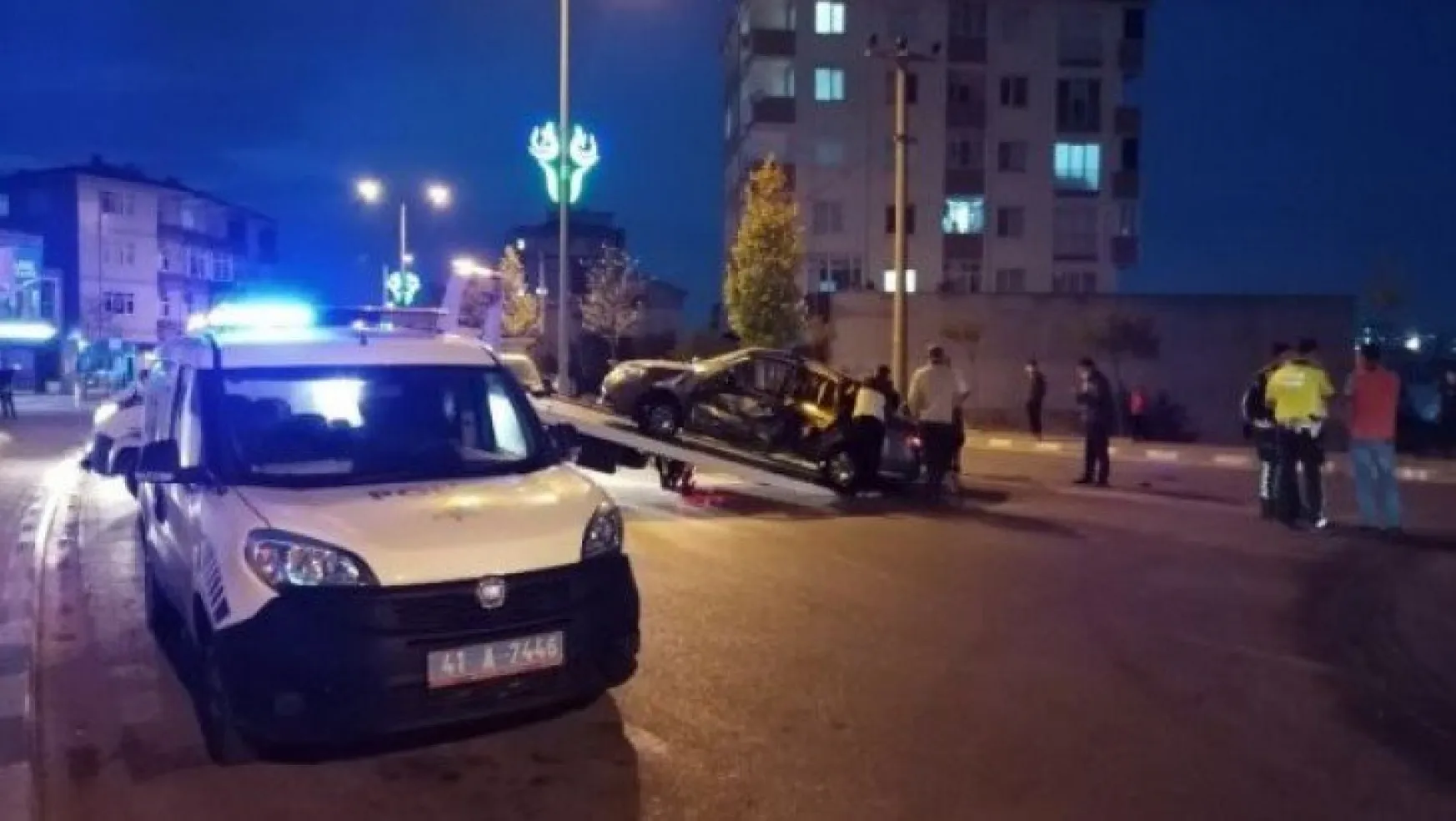 Kocaeli'de kavşakta iki otomobil çarpıştı: 4 yaralı!