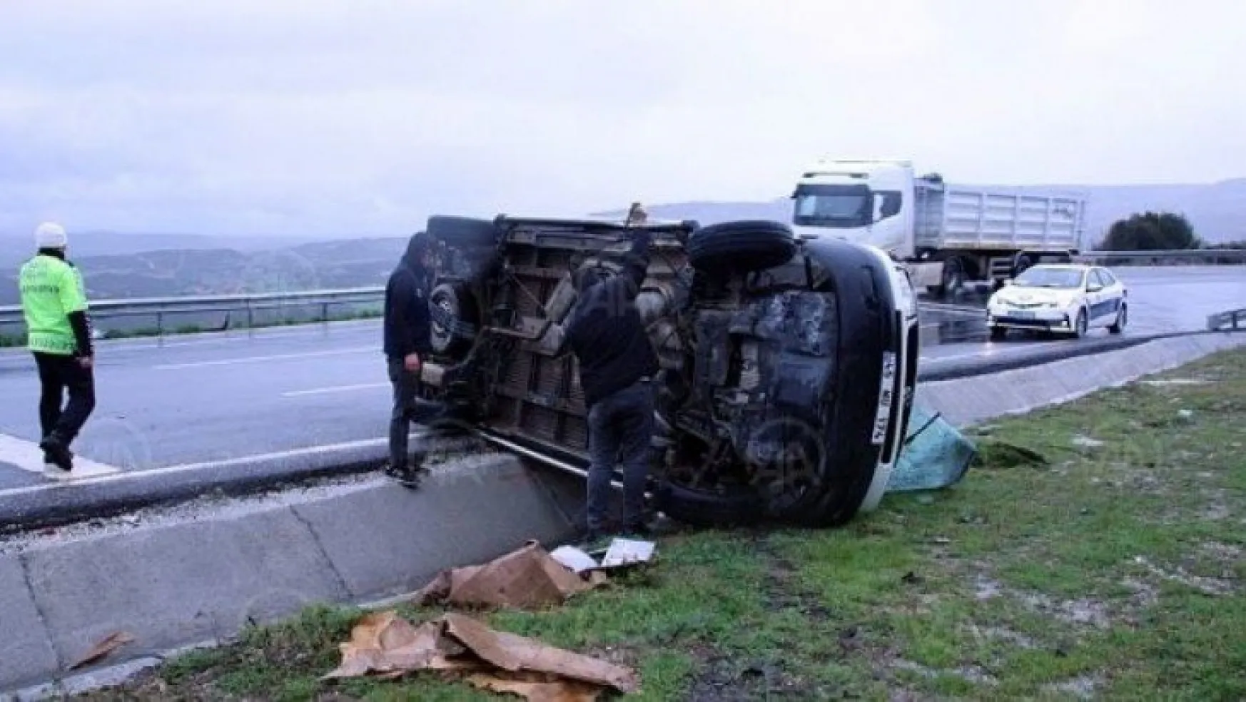 Kocaeli'de minibüs devrildi: 6 yaralı!