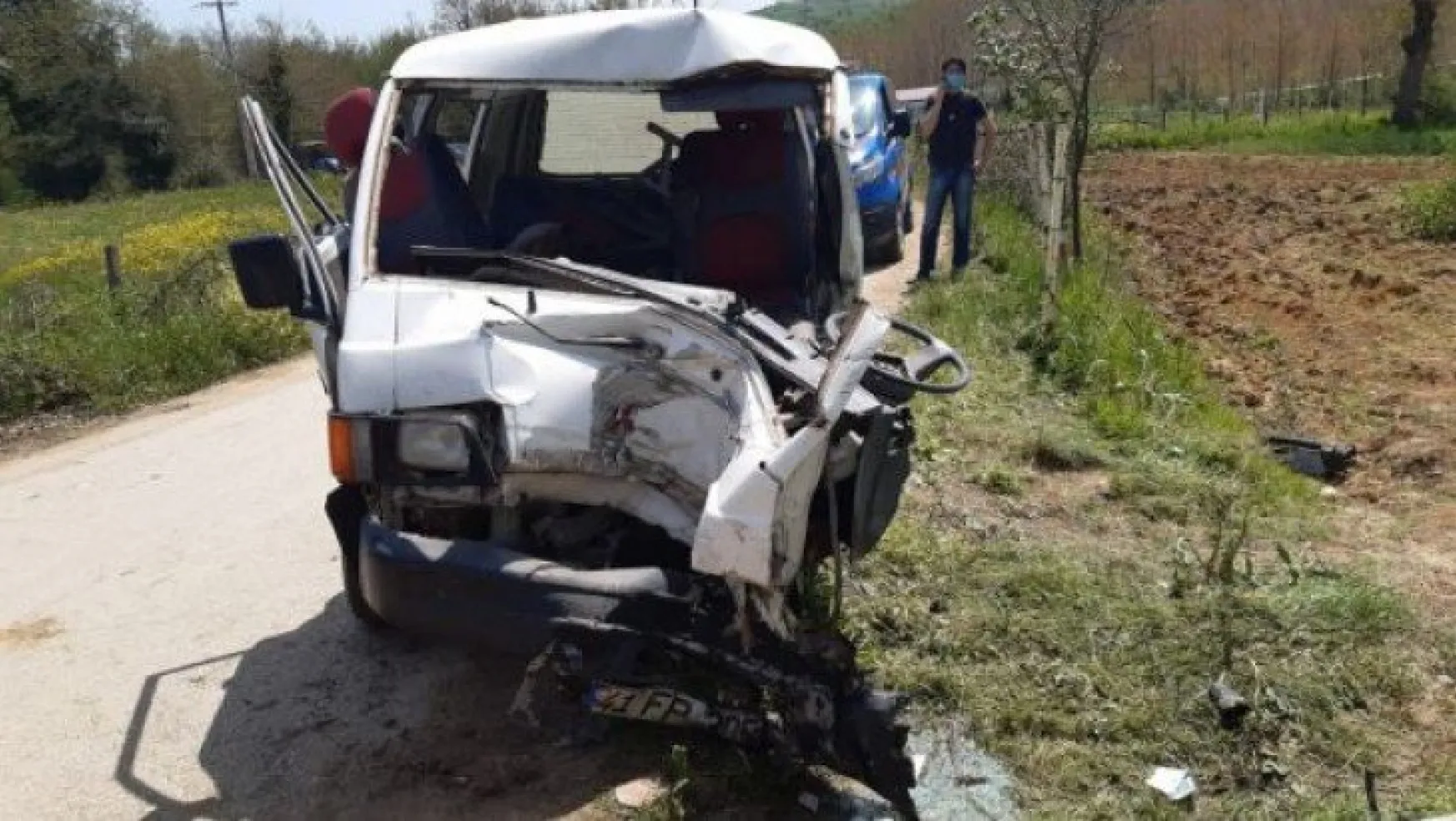 Kocaeli'de minibüs elektrik direğine çarptı: 5 yaralı