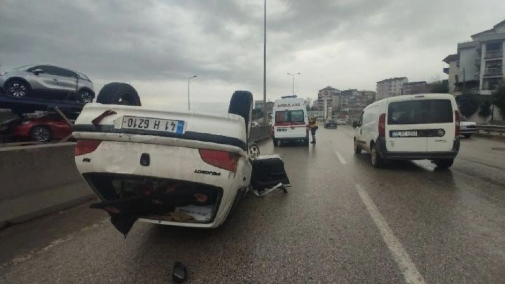 Kocaeli'de minibüsle çarpışan otomobil takla attı: 2 yaralı!