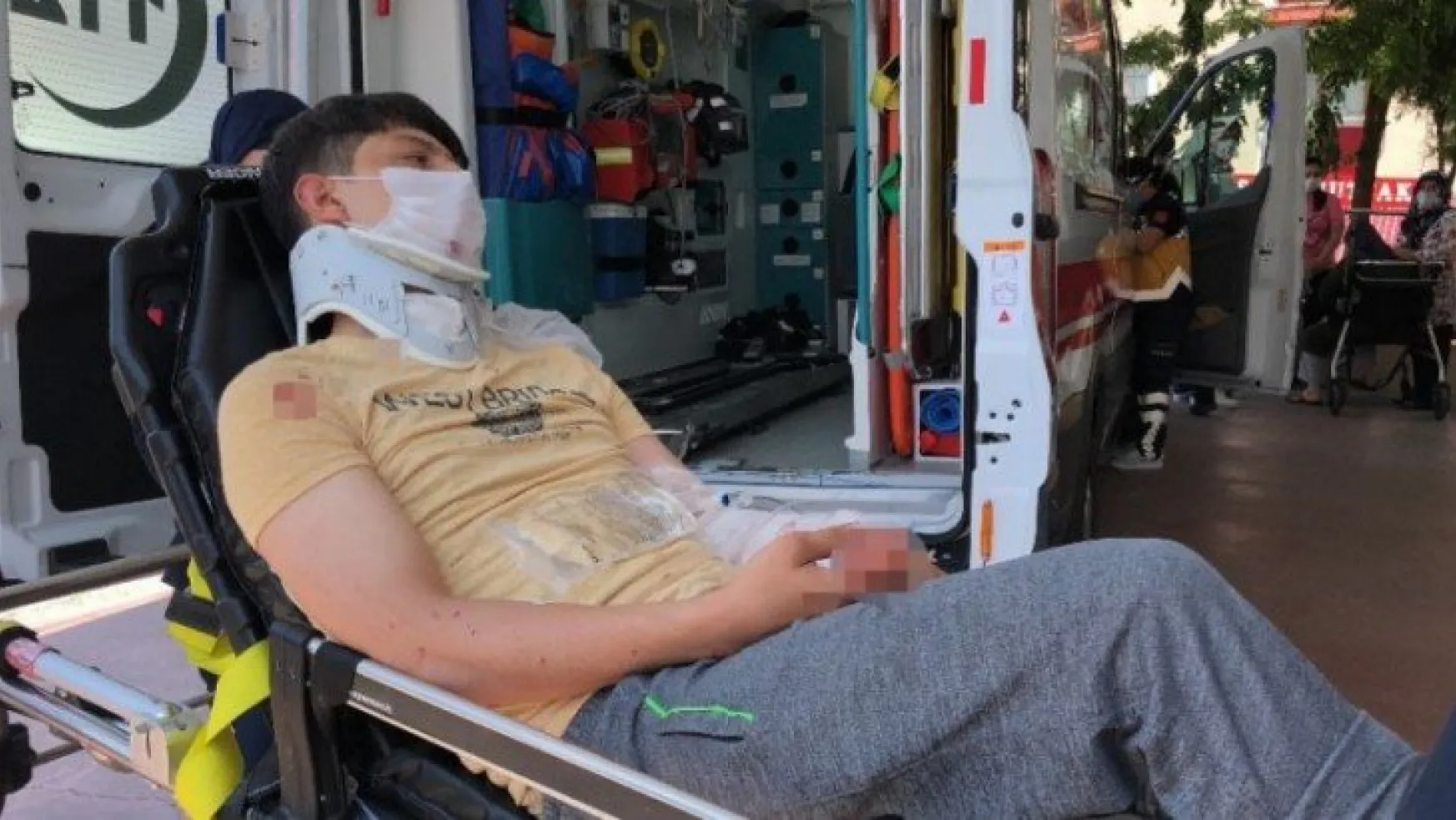 Kocaeli'de motosiklet otomobile çarptı: 2 yaralı!