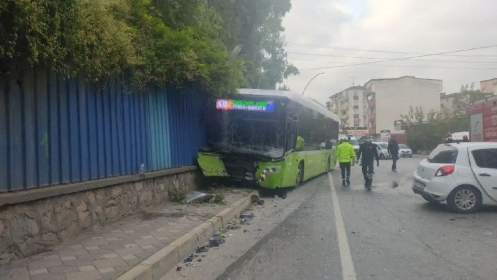 Kocaeli'de otobüs ile otomobil çarpıştı: 1'i ağır 3 yaralı